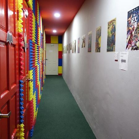 Hero Hostel Кучинг Экстерьер фото