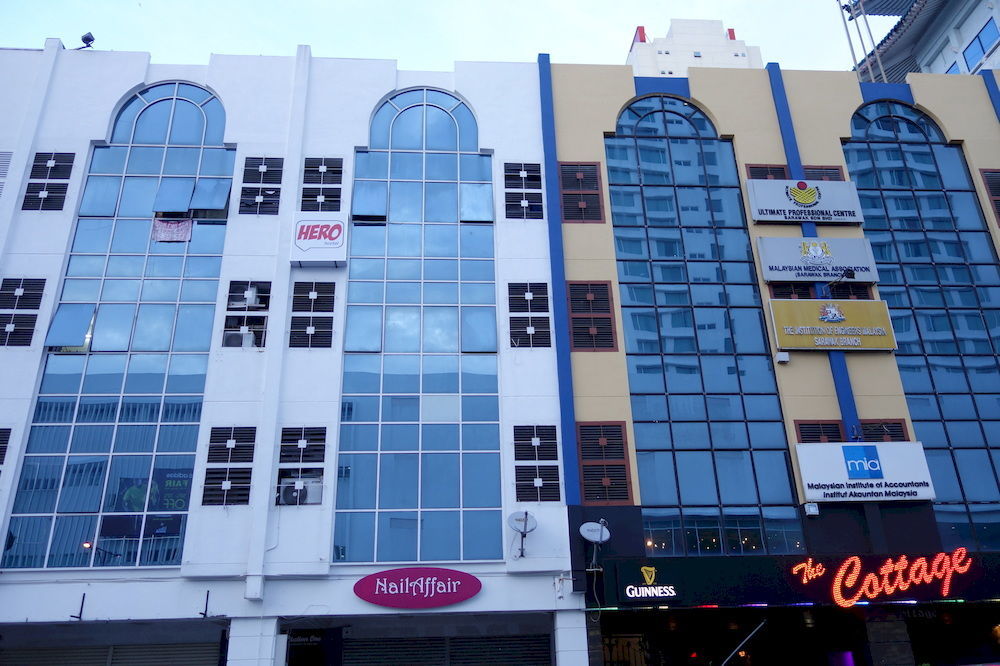 Hero Hostel Кучинг Экстерьер фото