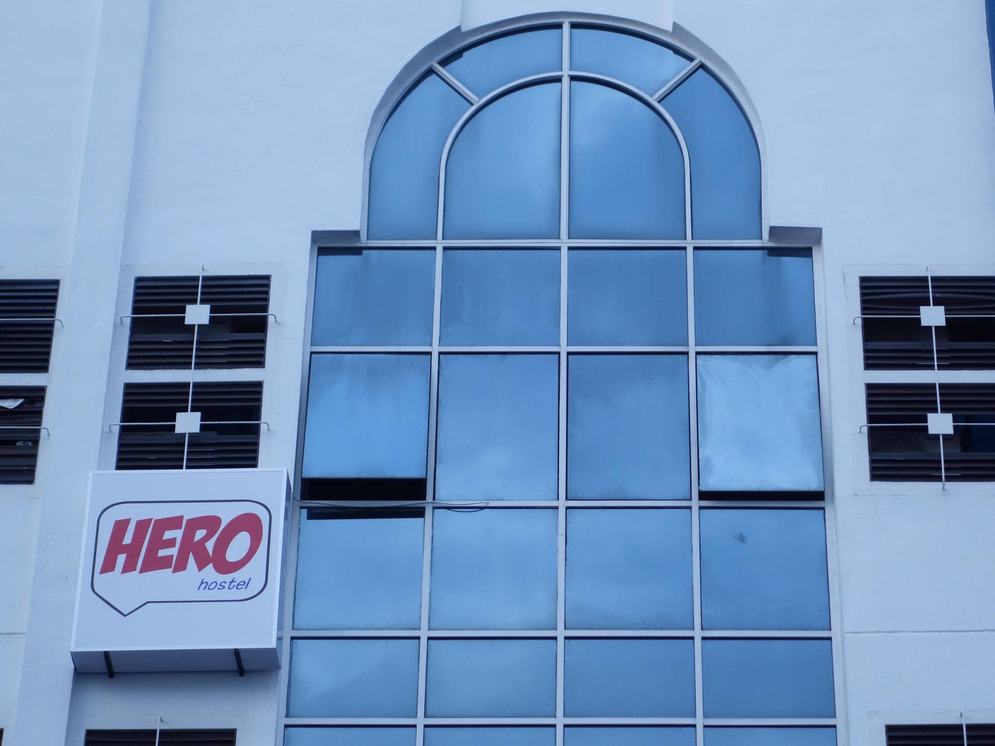 Hero Hostel Кучинг Экстерьер фото