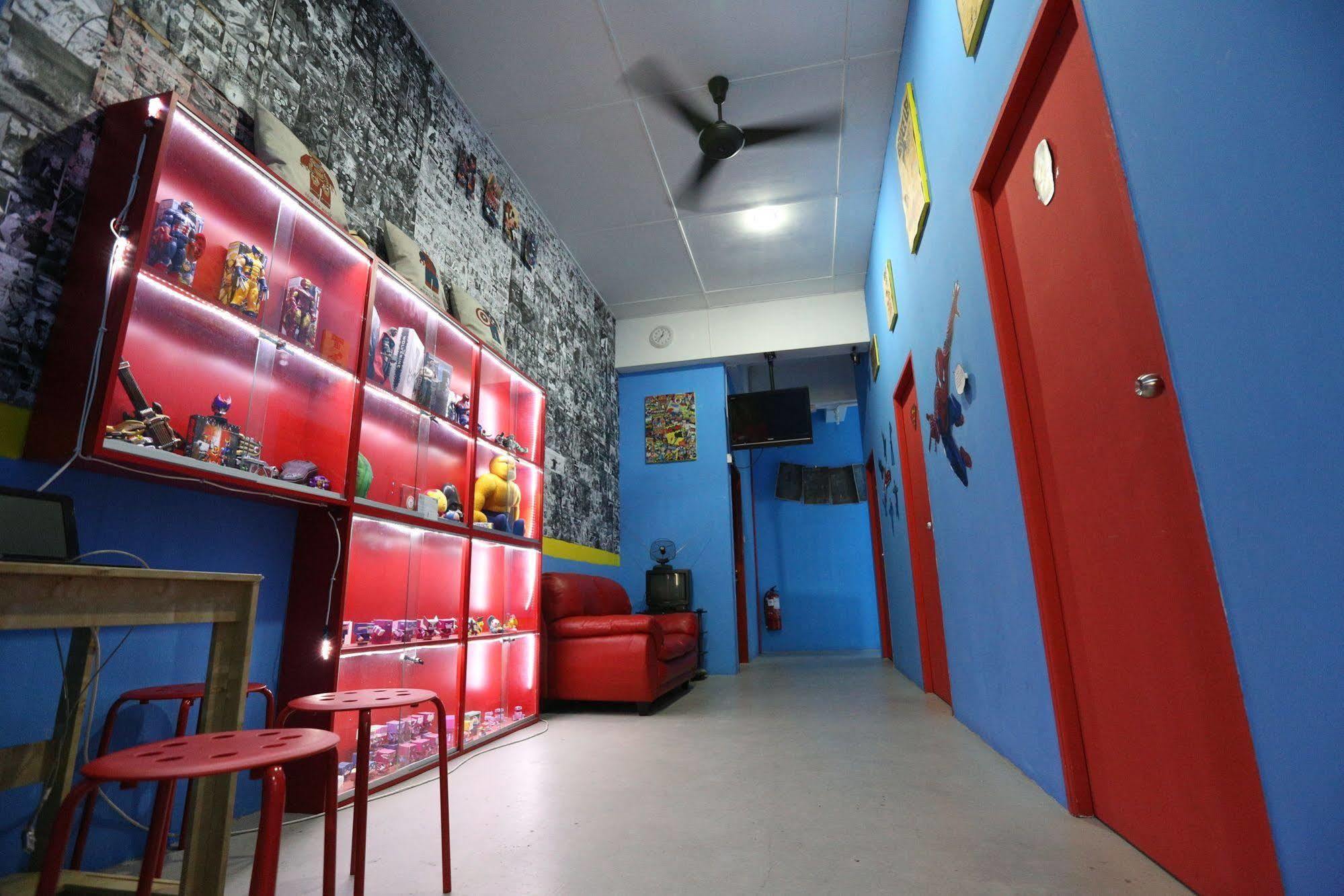 Hero Hostel Кучинг Экстерьер фото
