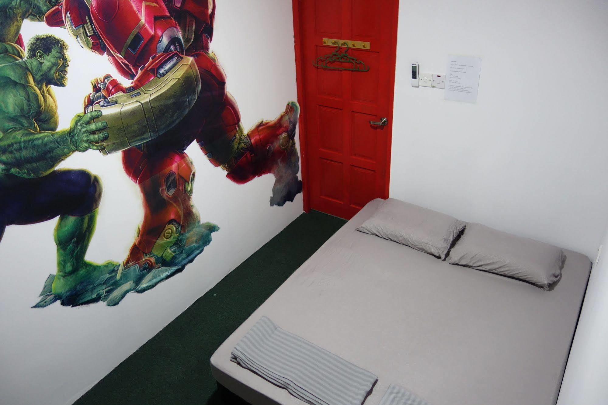 Hero Hostel Кучинг Экстерьер фото