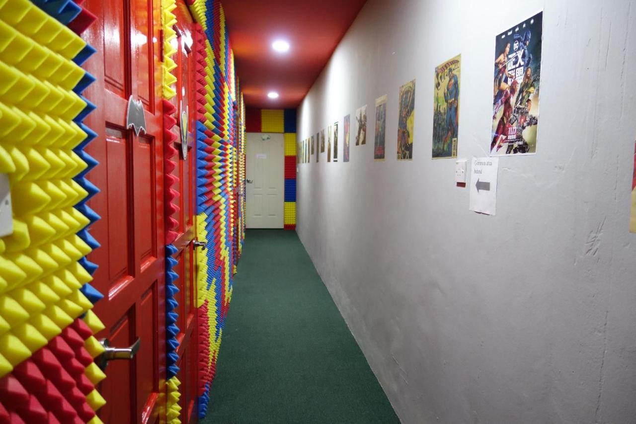 Hero Hostel Кучинг Экстерьер фото
