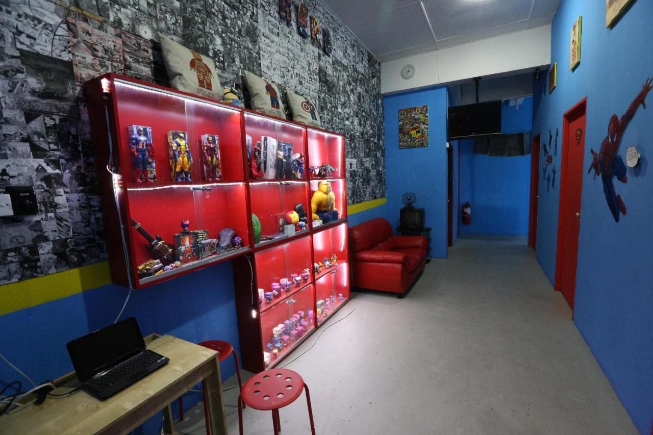 Hero Hostel Кучинг Экстерьер фото