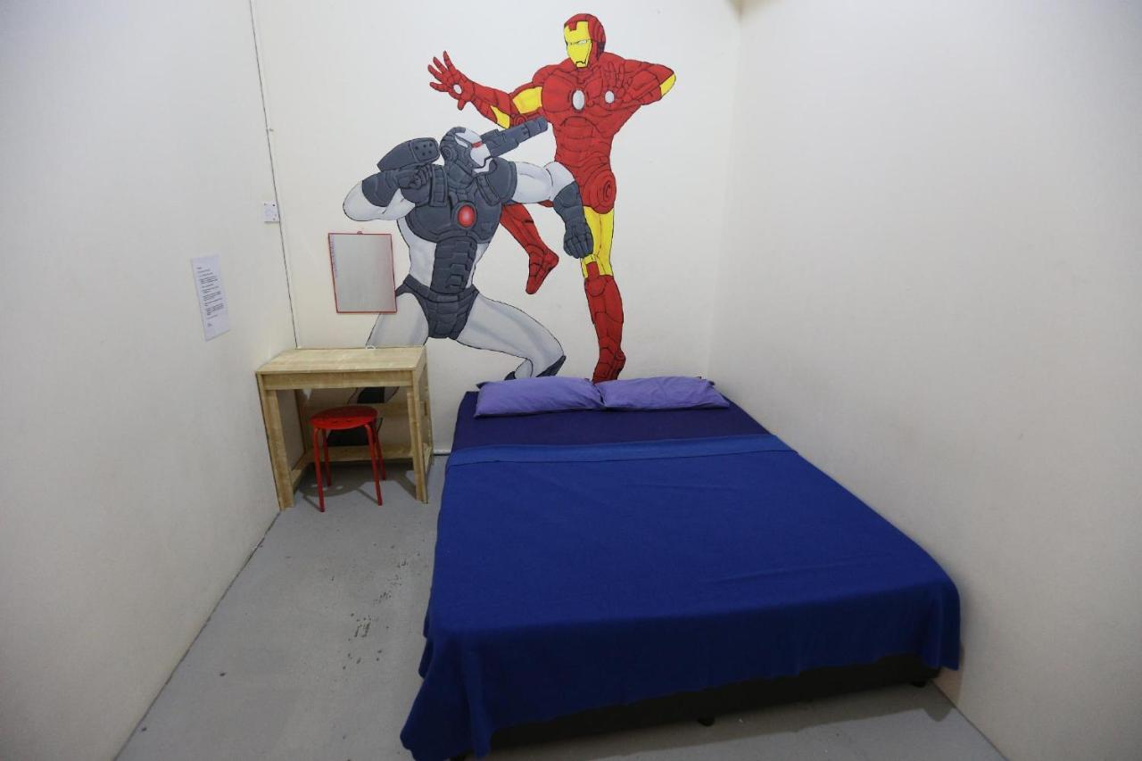 Hero Hostel Кучинг Экстерьер фото