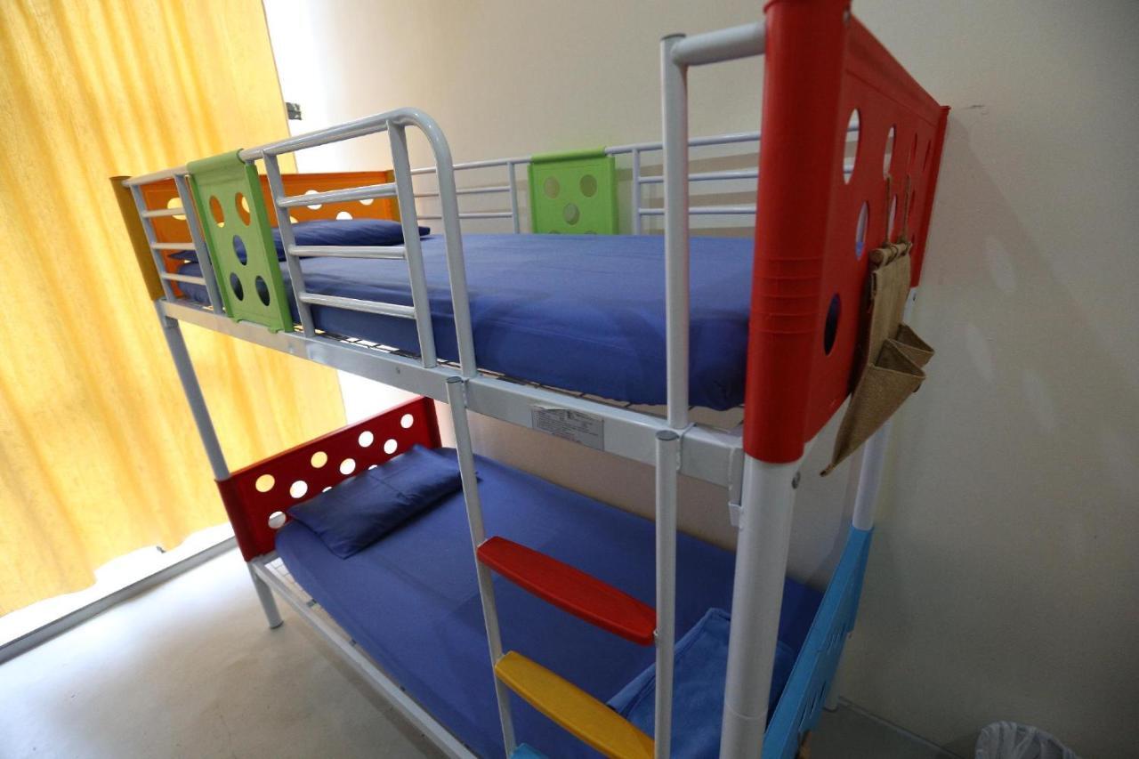 Hero Hostel Кучинг Экстерьер фото