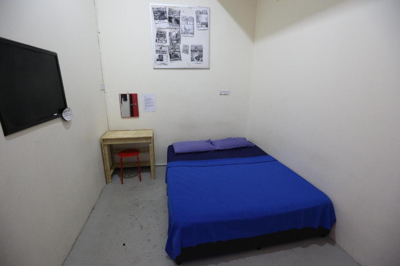 Hero Hostel Кучинг Экстерьер фото