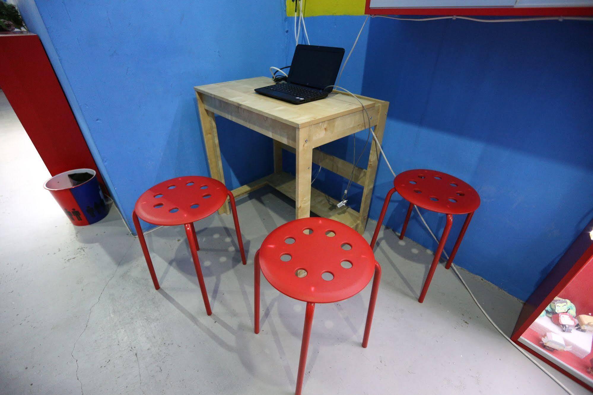 Hero Hostel Кучинг Экстерьер фото