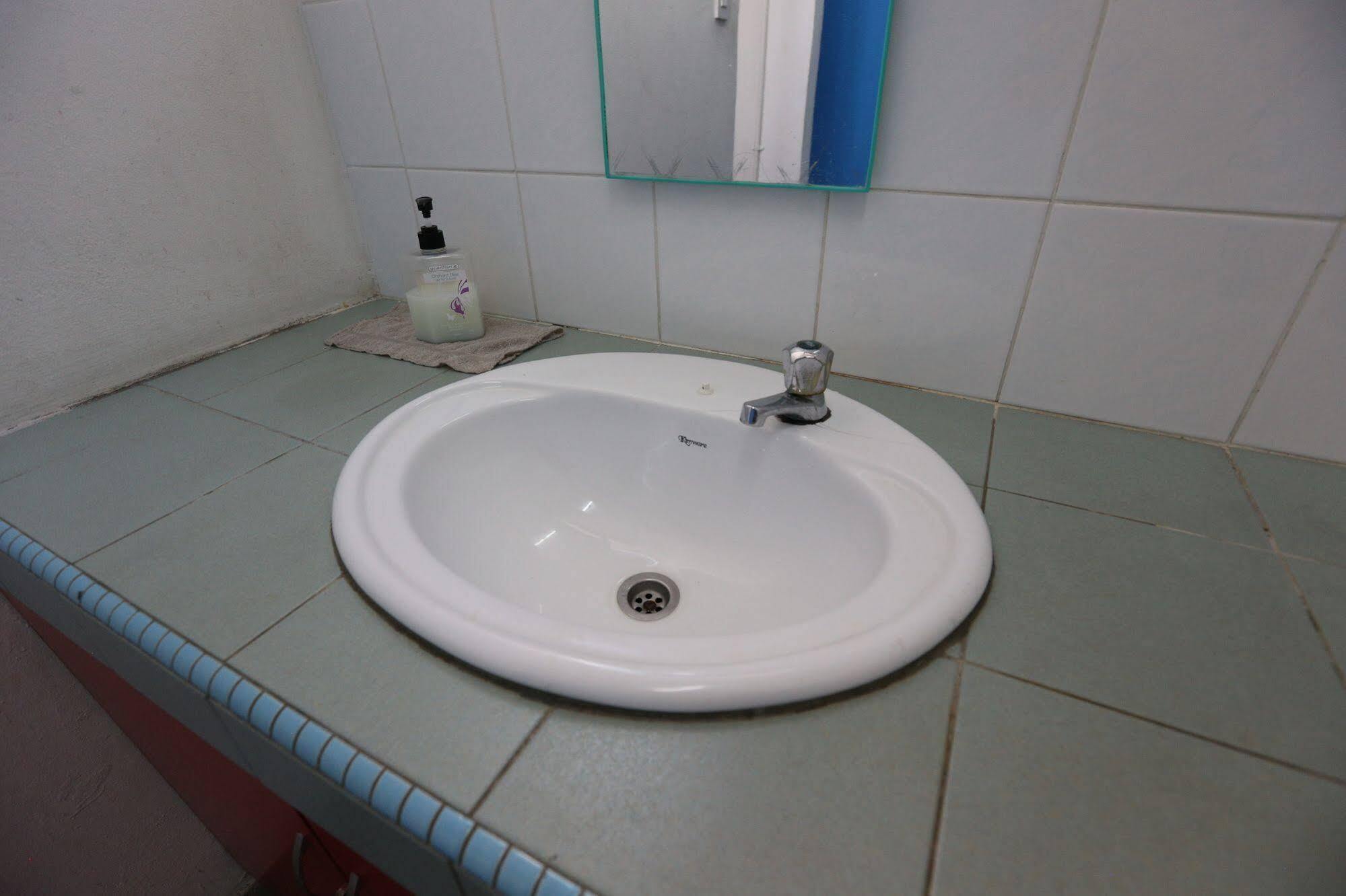 Hero Hostel Кучинг Экстерьер фото
