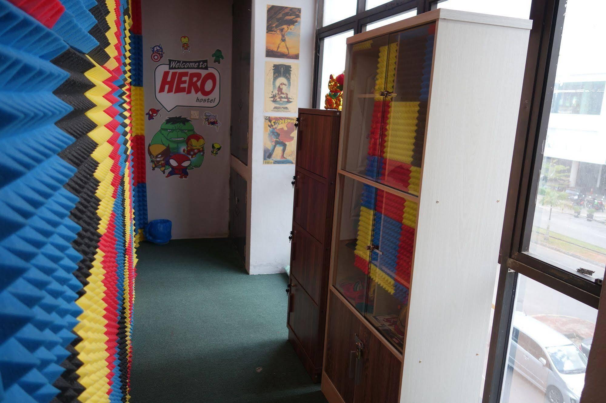 Hero Hostel Кучинг Экстерьер фото